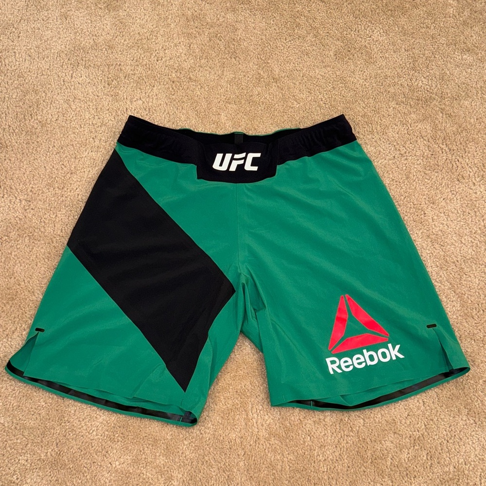 UFC Reebok shorts green size 34 like new 🔥